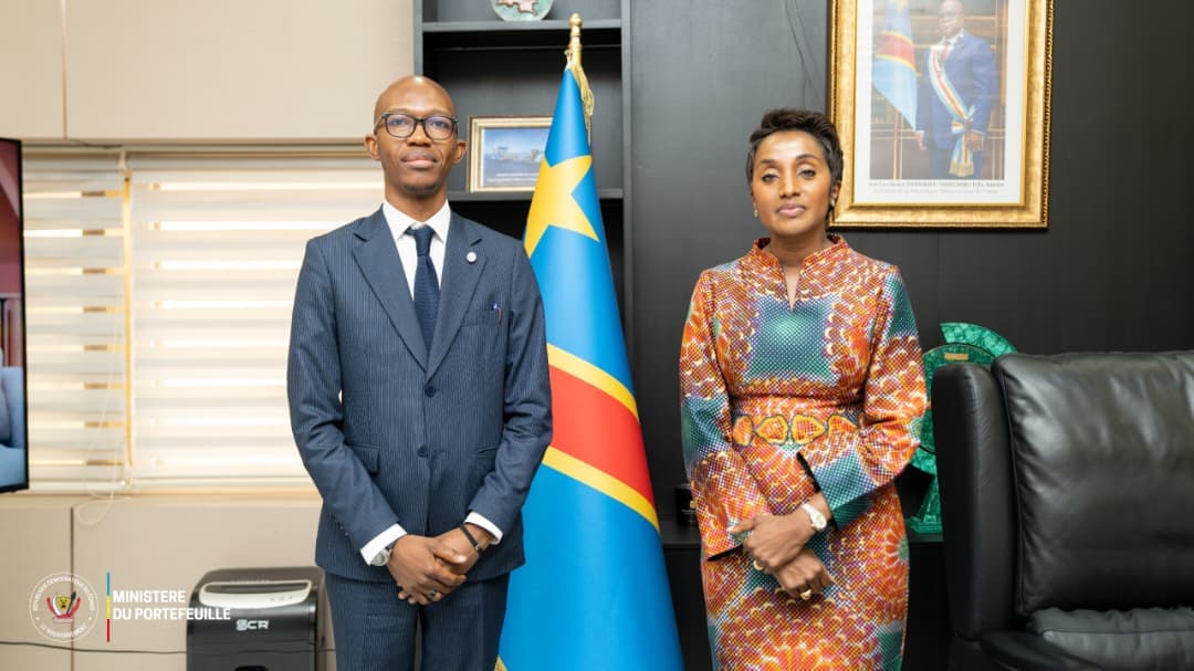 Dieudonné Tshibangu Tshibuabua, Administrateur Directeur Général d'AMICONGO SA, et Julie Mbuyi Shiku, Ministre du Portefeuille, à Kinshasa le 24 septembre 2026. Photo : Ministère du Portefeuille.