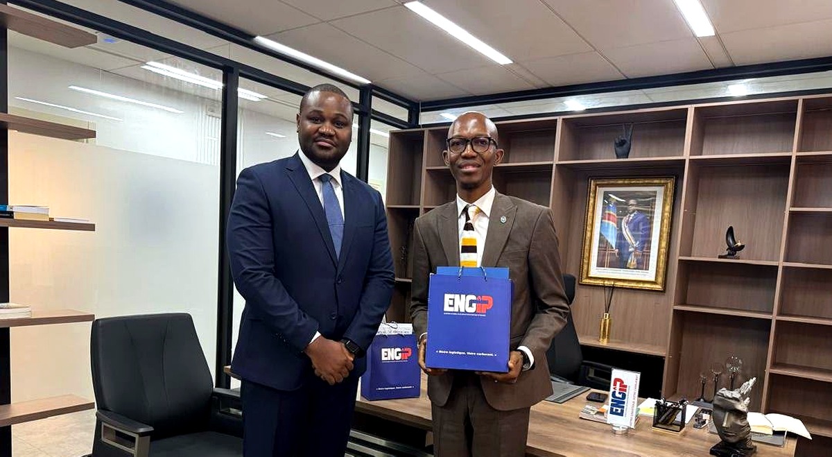 Échange de cadeaux entre les délégations d'AMICONGO SA et d'ENGIP-RDC SA